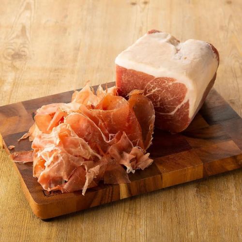 We also have a wide selection of individual dishes that are perfect as snacks to accompany drinks at parties and other gatherings! Ideal for after-parties as well!