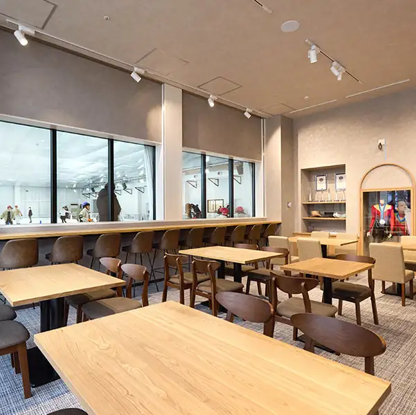 店内には選手の現役時代の衣装や貴重な品を展示したギャラリーがあり、食事とともに特別な体験が楽しめます。落ち着いた色調のインテリアと広々とした空間が、大人の集まりにふさわしい雰囲気を演出します。料理だけでなく、空間そのものが思い出に残る時間を提供します。