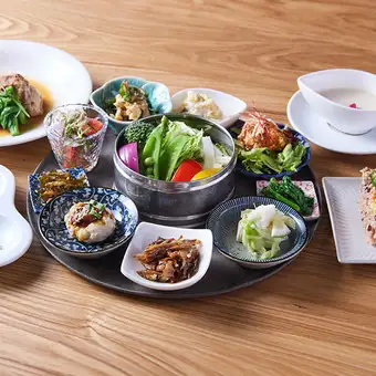 【ランチ】トリプルアクセル季節の10種プレートコース3800円(税込)