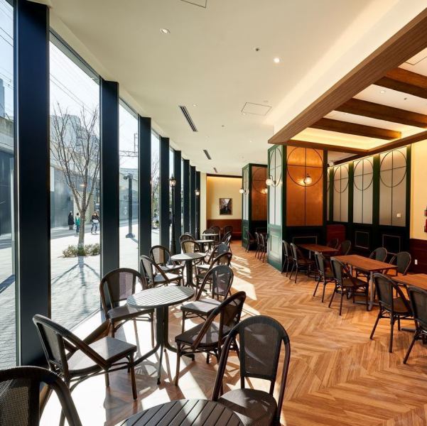 There are approximately 100 spacious seats, including terrace seating on the street side, so that you can enjoy a relaxing time in this open and airy restaurant.We have prepared a special space that will serve as an oasis in the city, with a woody and white beige theme.