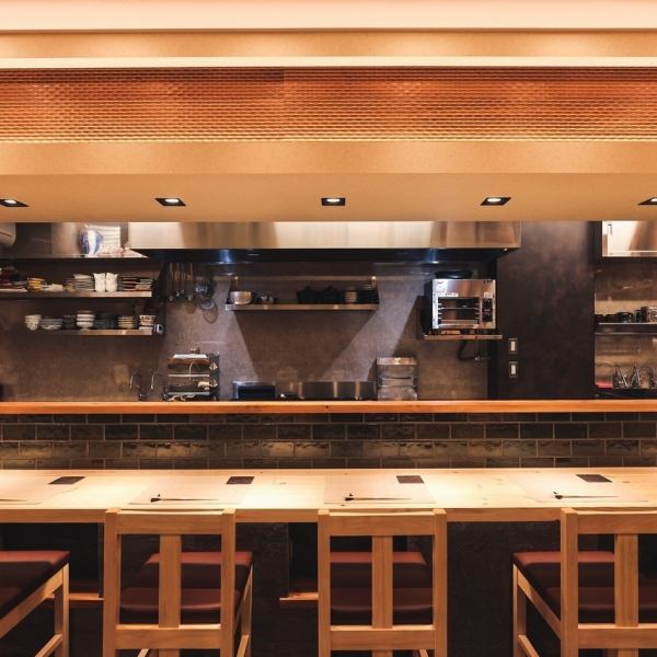 少人数でお越しのお客様には、落ち着いた雰囲気のカウンター席やテーブル席をご用意しています。木の温もりを大切にしたインテリアが安心感を与え、居心地の良い時間をお届けします◎周囲を気にせず料理の美しさに集中できる明るい照明がポイント。料理やお酒をじっくり楽しみたい方に最適な空間です。