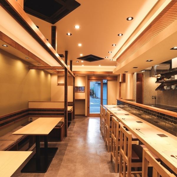 店内は全体に明るい照明を採用し、料理が美しく見える工夫を凝らしています。特に大人の方もくつろげるような落ち着いた雰囲気と、清潔感にこだわった設えを重視◎アクセスも便利な立地に加え、明るさを好まれるお客様にご満足いただける空間づくりを追求しています。貸切のご相談も承っております。ご相談ください！