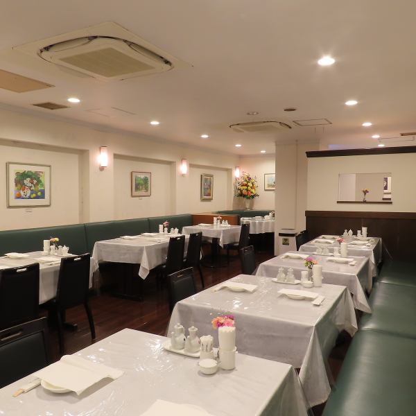 接待や打ち合わせなど、大切なお客様をおもてなしする際のお食事に最適な半個室のテーブル席をご用意しています。ご家族や友人との集まり、女子会など、さまざまなシーンでご利用いただけます。この席は最大4名様まで着席可能です。当店はビルの地下1階に位置し、まるで隠れ家のような落ち着いた雰囲気です。