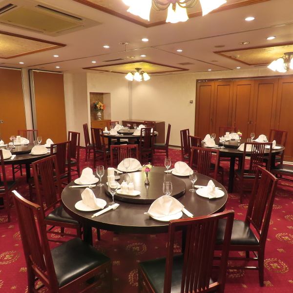 明るく開放感あふれる店内です。着席で最大60名様まで、立食で最大100名様ほどでご利用いただけます。会社の部署全体の宴会や恩師を招いての同窓会、結婚式の二次会など、大人数での集まりに最適です。個室としてもご利用いただけるため、周囲を気にせずゆったりとお食事や歓談をお楽しみいただけます。