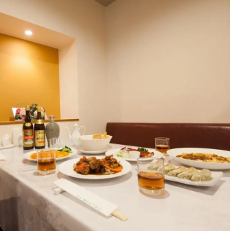 接待や打ち合わせ、大切なお客様をもてなすお食事にぴったりな半個室のテーブル席をご用意。最大4名様までご利用可能で、ビルの地下1階に位置しているため、隠れ家のような静かな雰囲気が魅力です。美味しい中華を楽しみながら、家族や友人、女子会での楽しい時間をお過ごしいただけます。