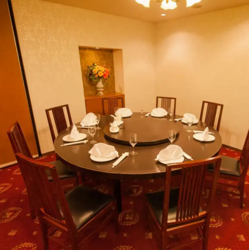 個室には最大7名様掛けの円卓が4つあり、各種宴会やご家族でのお食事、女子会やママ友会など、様々なシーンに最適です。円卓を囲むことで、自然と会話が弾み、心温まる時間が流れます。お得な飲み放題コースもご用意しており、鎌倉観光や海での楽しみの後にもピッタリ。料理と共に、特別なひとときをお過ごしください。