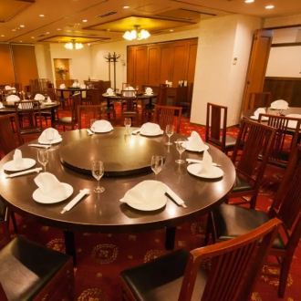 12人掛けの円卓が2つあり、プライベート感あふれる個室で周囲を気にせずお食事を楽しむことができます。寺院や自然に恵まれた鎌倉を訪れた後、優雅なひとときを提供するのが当店の魅力。さらに、英語メニューご用意しているため海外からのお客様も安心してお越しいただけます。