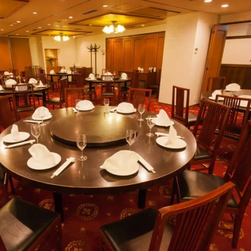 12人掛けの円卓が2つあり、プライベート感あふれる個室で周囲を気にせずお食事を楽しむことができます。寺院や自然に恵まれた鎌倉を訪れた後、優雅なひとときを提供するのが当店の魅力。さらに、英語メニューご用意しているため海外からのお客様も安心してお越しいただけます。