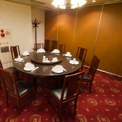 最大12名様までご利用いただける円卓個室をご用意しています。接待や法事、結納・お顔合わせなどの大切なお食事会はもちろん、ご親族や友人との宴会、女子会など、さまざまなシーンでご活用いただけます。また、円卓個室を繋げて広いスペースにすることもでき、パーテーションで仕切ることで人数に応じた調整も可能です。