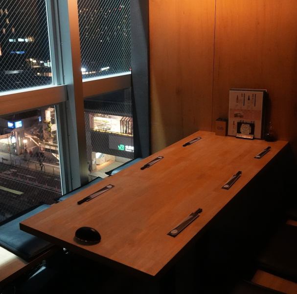 【夜景を眺めながら】大井町駅から徒歩1分圏内の好立地。ビルの7階に位置する当店は、ガラス張りで夜景を一望いただけます。落ち着いた空間の中、こだわり抜いた食材を職人が丁寧に仕立てる料理をお楽しみください。デートや記念日など、特別なシーンにも当店をお役立てください。