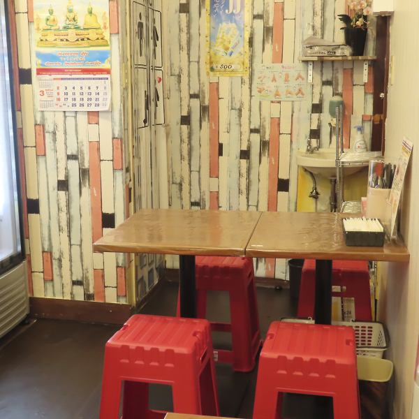 当店のカウンター席は5席、さらに2名様テーブルと4名様テーブルを完備しています♪ご家族や友人同士で楽しいひとときをお過ごしいただけますが、人気のあるお席は埋まりやすいため、お早めのご予約をおすすめします☆また、お得なクーポンもご用意しておりますので、併せてぜひチェックしてください◎