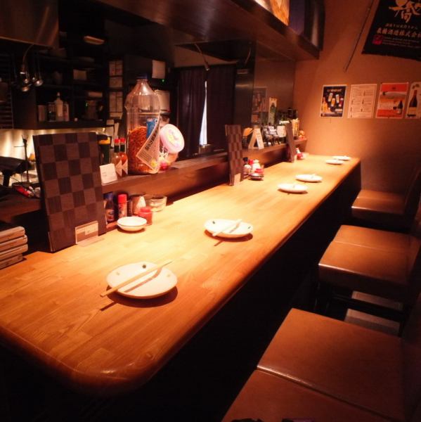 カウンター席は、ムード満点の特等席♪贅沢な時間をお過ごしください。ドリンクも充実!!本日のオススメは店長までお尋ねください!!