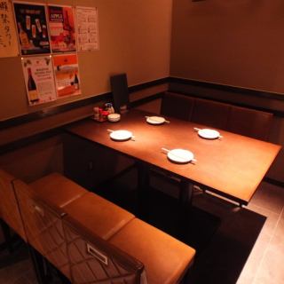 落ち着いた雰囲気のテーブル席です。