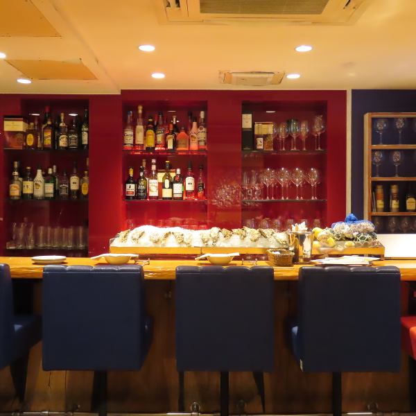 当店にはカウンター席もございますので、おひとり様でも大歓迎！ワインボトルとグラスがずらりと並んだオシャレな内装は、雰囲気抜群です◎種類豊富なおいしい海鮮料理と当店こだわりのワインで、素晴らしい時間をお過ごしください。