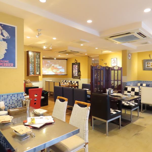 広々としたテーブル席は家族とのお食事からデートまで幅広いシーンでお使いいただけます♪お料理に合うおすすめ辛口白ワインから赤ワインまで豊富に取り揃えております。ゆったりとリラックスしながら、おいしい料理をお楽しみください。