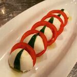 水牛モッツァレラチーズとフルーツトマトのカプレーゼ
