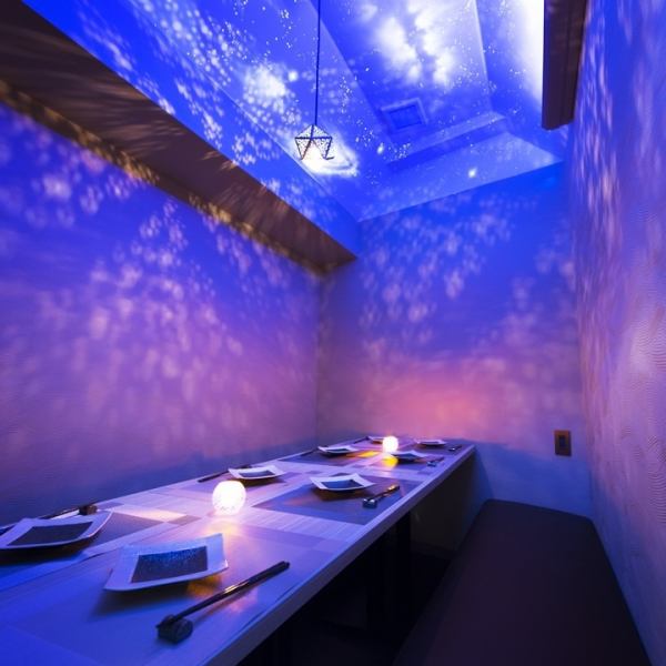 【Planetarium outstanding atmosphere in the room】 Blue light shining planetarium on the ceiling of the room ★ There are also couple sheets with fashionable English curtains for date use ♪