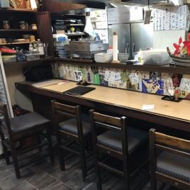 カウンターは全部で3席ございます