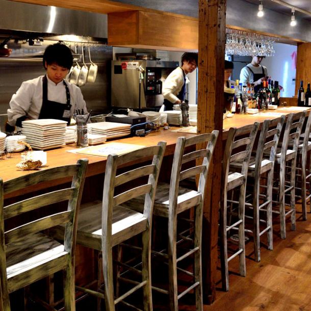Small number of people use at the counter seat ★ It is also popular for drinking sake and dinner ♪