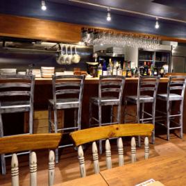 請在KAKIMARU享用貝類的味道，這是一家歐式風格的酒吧，客人可以享用各種貝殼和葡萄酒。