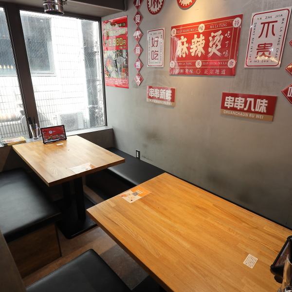ネオンが光る幻想的な空間で、非日常的なひとときを当店で体験しませんか？鮮やかな色合いのネオンライトが、心地よい音楽とともに独特の雰囲気を演出します。友人との集まりや特別なイベントにぴったりのお洒落な空間で、思い出に残る瞬間をお楽しみください。スタッフ一同、皆様のご来店心よりお待ちしております。