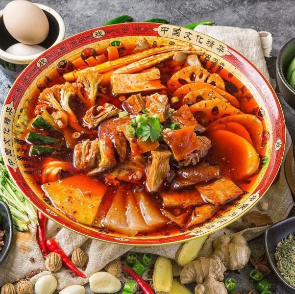 『マーラータン』スパイシーで風味豊かな中華のスープ料理。ピリッとした辛さと香ばしさがクセになる一品。
