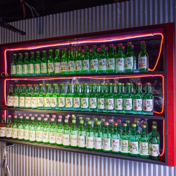 [We have a lot of Korean soju ★] We have a lot of Korean soju, including the popular chamisul! The Korean soju lined up on the wall is just photogenic ♪ This shop is perfect for girls-only gatherings, with a glass of one hand Let's get excited ★