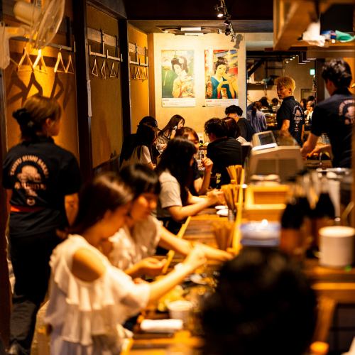 <p>【1樓】狹長的店鋪,1樓設有3種吧台座位。不妨一邊品嚐飲品,一邊欣賞擺放著當天新鮮食材的展示櫃。店內設有充足的吧台座位,方便顧客與店員溝通。您可以在櫃檯與店主愉快地交談,因此一個人來這裡也很容易,也推薦在這裡喝一杯。</p>