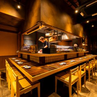 【1楼/寿司区/吧台座位】吧台座位非常适合独自用餐。您可以一边欣赏寿司的配料,一边聊天。寿司店的乐趣在于与厨师的互动。即使您独自一人,也欢迎光临。