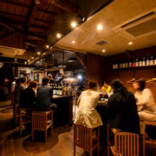 【1楼/关东煮/吧台座位】入口处摆放着一口热腾腾的关东煮铁锅!铁锅周围设有六个吧台座位。虽然我们见过六人一起用餐的顾客,但即使是独自用餐的顾客也同样欢迎光临。