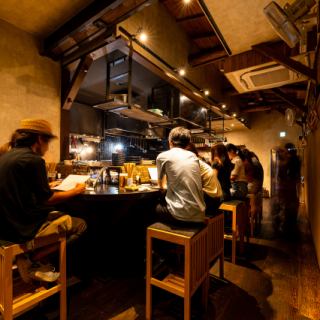 【1楼/烤肉/吧台席】吧台席非常适合独自旅行的客人,氛围轻松惬意。烤肉席除了寿司之外,还提供其他菜肴。这里是唯一可以亲眼目睹油脂淋漓的烤肉现场!即使独自旅行也请随意光临。