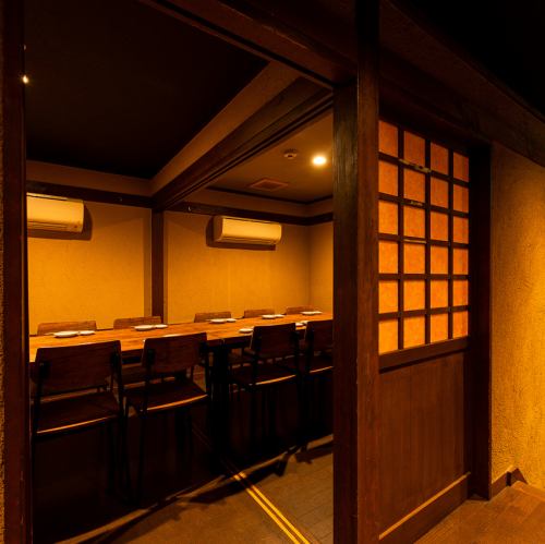 【2楼/全包间】 最多可容纳12人的全包间。您可以在安静的空间内用餐,是商务会议和招待客人的最佳场所。