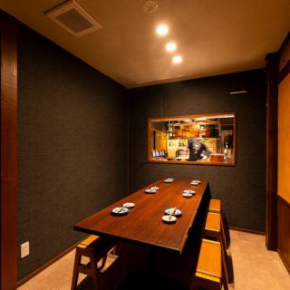 【1楼/半包间】人气半包间。无需担心他人,轻松惬意地享用美食。4人以上即可预约。请尽早预约。