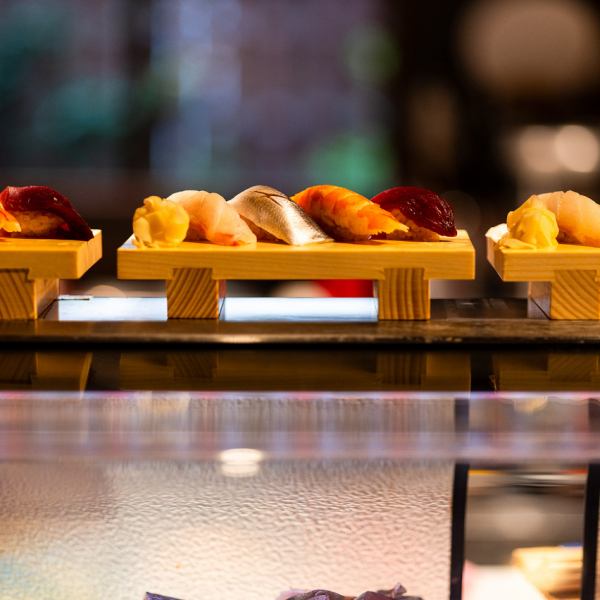 食材極為新鮮。然而,握壽司的價格合理,每份 110 日圓起。