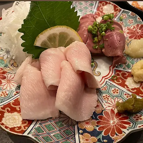 【鮮度とコクの共演】鶏刺し風二点盛り◆とろけるような食感と濃厚な甘み