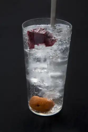 梅干しと梅肉入り！さっぱりスッキリ飲める「梅肉サワー」