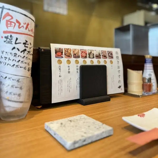 店内へ一歩足を踏み入れると、木の質感を大切にした温かみのある和モダンな空間が広がります。柔らかな間接照明が店内を優しく照らし出し、都会の喧騒を忘れさせてくれる穏やかな空気が流れています。清潔感がありながらも肩肘張らずに過ごせる雰囲気は、日常のちょっとした贅沢を楽しみたい大人の休息にぴったりです♪
