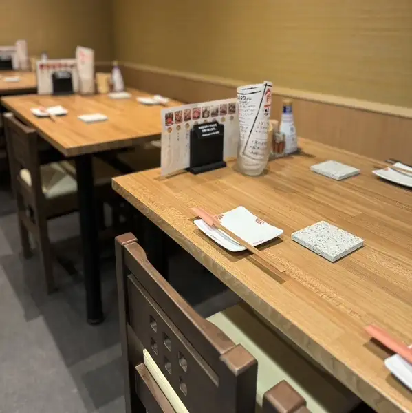 調理の活気を間近で感じられるカウンター席は、まさに店内の特等席です。炭火が爆ぜる音や香ばしい香りが五感を刺激し、食欲を一層かき立てます。お一人様で静かに杯を傾けるも良し、大切な方と並んで語らうも良し。程よい距離感でお客様に寄り添うおもてなしを心がけており、心地よいライブ感と共に至福の時を過ごせます!