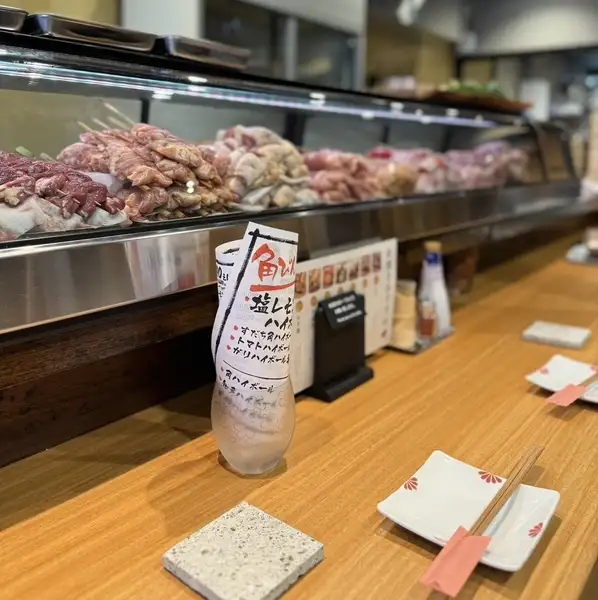 グループでのご利用に最適なテーブル席は、ゆったりとした配置で周囲を気にせずにお食事が楽しめます。親しい仲間との会食や家族団らんのひとときを、落ち着いた環境で彩ります。お席ごとに細やかな配慮が行き届いており、長居したくなるような居心地の良さが自慢です!
