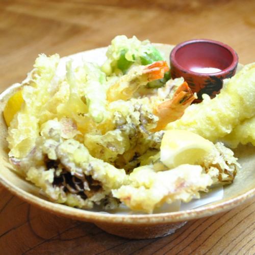 Freshly fried crispy tempura