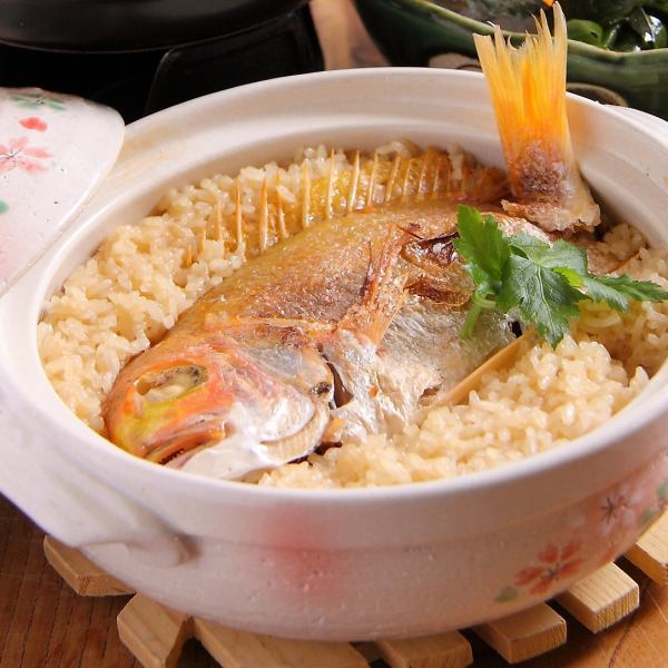 [Salmon rice cooked in a clay pot]