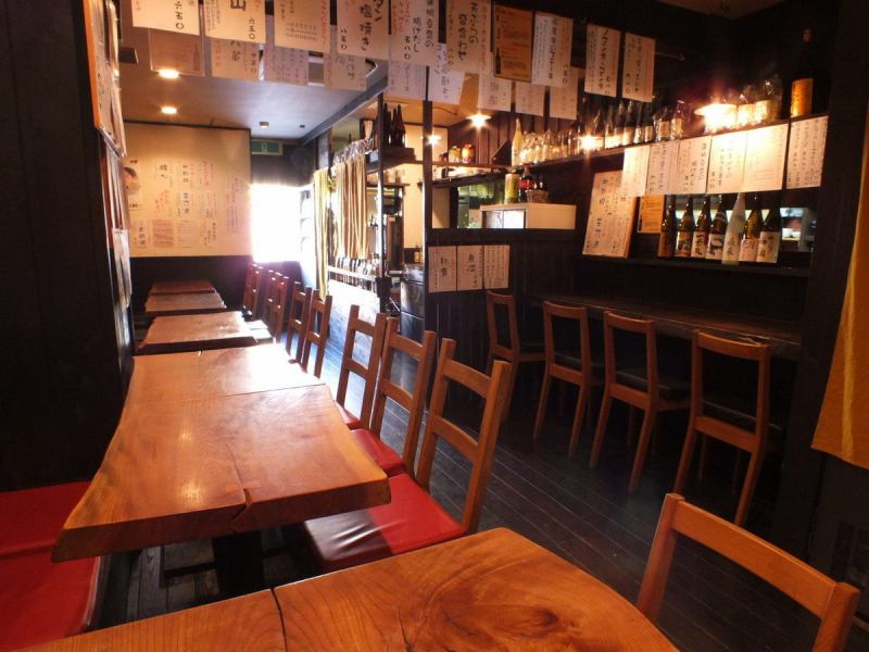 【Inside where you feel the warmth of wood】 I feel even more fun with the table made of wood and the atmosphere in the atmosphere that drifts nostalgia somewhere.Please eat meals with your friends, family, colleagues, with Japanese creative fish dishes and sake ♪ Various kinds of banquets are also accepted at any time, so please do not hesitate to contact us.
