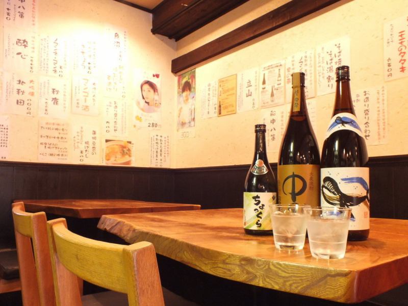 【木の一枚板のテーブル席】木の一枚板を使用しており、より良い雰囲気を演出◎昔ながらの大衆居酒屋的な雰囲気と、海鮮をメインとした和創作料理や全国の銘柄を取り寄せている日本酒など、過去と現在の良い部分を感じながらお楽しみください♪
