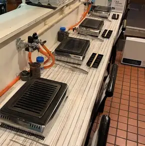 1階のカウンターのお席は、常連様や店主との会話を楽しみたい方におすすめ。