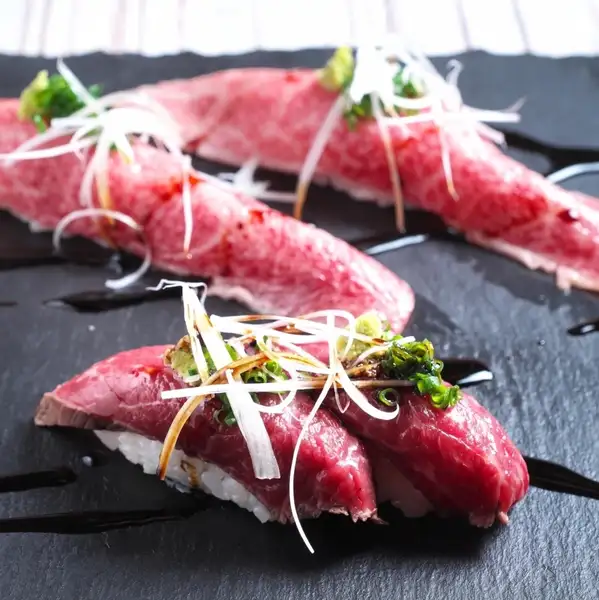抜群の鮮度としゃりにまでこだわった"肉寿司”