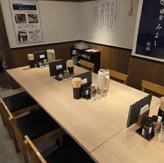 同僚やご友人とのランチやディナーに最適なテーブル席です。和の趣あふれる落ち着いた空間で、会話も弾む楽しいお食事の時間をお過ごしいただけます。