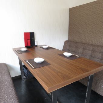 Although it is not a private room, it is a seat with a partition, so you can enjoy your meal without worrying about the surroundings.Luggage baskets are also available, so you can use your seats spaciously!