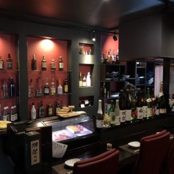 A wide variety of alcohol bottles are lined up over the bar counter, and the appearance is overwhelming! You can choose the liquor according to the dish, or decide the liquor you want to drink and then choose the dish. Please spend a wonderful time with us ♪