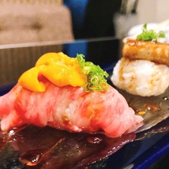 You can't go wrong with the feeling of luxury! Sea urchin from Hokkaido and fiercely contested wagyu beef is a collaboration of sea urchin sushi for 770 yen per piece / foie gras nigiri sushi for 660 yen per piece
