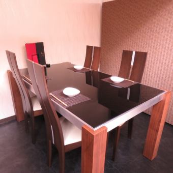 Spacious and spacious table seats.You can enjoy the atmosphere of the food in the restaurant with a relaxed atmosphere.Recommended for those who want to enjoy a little extravagant dinner 楽 し み Enjoy a meal in our shop stuck with the creation of space.